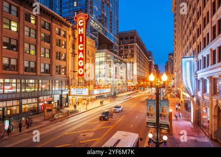 CHICAGO, Illinois - 10. MAI 2018: Das Wahrzeichen von Chicago Theater an der State Street in der Dämmerung. Die historische Theater stammt aus dem Jahre 1921. Stockfoto