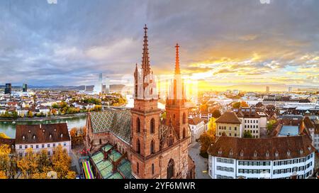 Basel, Schweiz Sonnenaufgang über dem Rhein. Stockfoto
