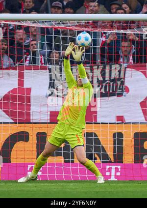 Manuel NEUER, Torhüter FCB 1 verteidigt im Spiel FC BAYERN MÜNCHEN - 1. FC UNION BERLIN 3-0 am 2. November 2024 in München. Saison 2024/2025, 1.Bundesliga, FCB, München, Spieltag 9, 9.Spieltag Fotograf: Peter Schatz - DFL-VORSCHRIFTEN VERBIETEN DIE VERWENDUNG VON FOTOGRAFIEN als BILDSEQUENZEN und/oder QUASI-VIDEO - Stockfoto