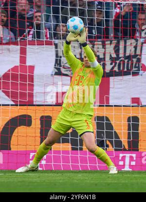 Manuel NEUER, Torhüter FCB 1 verteidigt im Spiel FC BAYERN MÜNCHEN - 1. FC UNION BERLIN 3-0 am 2. November 2024 in München. Saison 2024/2025, 1.Bundesliga, FCB, München, Spieltag 9, 9.Spieltag Fotograf: Peter Schatz - DFL-VORSCHRIFTEN VERBIETEN DIE VERWENDUNG VON FOTOGRAFIEN als BILDSEQUENZEN und/oder QUASI-VIDEO - Stockfoto