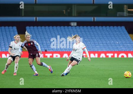 Birmingham, Großbritannien. November 2024. Liverpool stürzte sich am 3. November 2024 im Villa Park in Birmingham, England beim Super League-Spiel zwischen Aston Villa Women und Liverpool Women. Foto von Stuart Leggett. Nur redaktionelle Verwendung, Lizenz für kommerzielle Nutzung erforderlich. Keine Verwendung bei Wetten, Spielen oder Publikationen eines einzelnen Clubs/einer Liga/eines Spielers. Quelle: UK Sports Pics Ltd/Alamy Live News Stockfoto