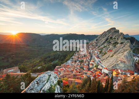 Pietrapertosa, Italien bei Sonnenuntergang im Herbst in den südlichen Dolomiten. Stockfoto