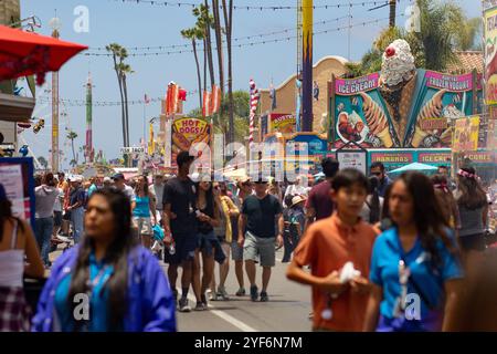 Del Mar, Kalifornien, USA - 07-04-2016: Ein Blick auf die Menschen, die auf der San Diego Fair herumlaufen. Stockfoto