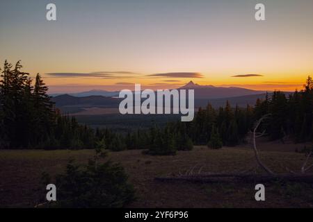 Ein Blick auf einen Sonnenaufgang vor einem fernen Berg in Oregon. Stockfoto