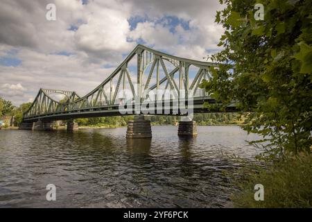 Blick von Potsdam auf die Glienicker Brücke zwischen Potsdam und Berlin, wo während des Kalten Krieges Spione ausgetauscht wurden Stockfoto