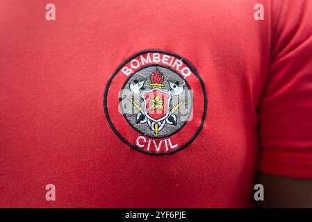 Blick auf ein rotes Hemd-Emblem, auf dem steht "zivile Feuerwehrleute". Rettungsbrigade. Salvador, Bahia. Stockfoto