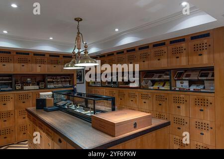 Begehbarer Humidor im Dunhill Bourdon House London, Großbritannien Stockfoto