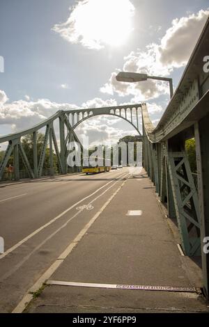 Metalldenkmal-Schild mit der Deutschen Teilung bis 1989 auf der Glienicker Brücke zwischen Potsdam und Berlin Stockfoto