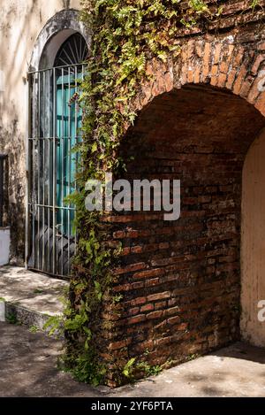 Salvador, Bahia, Brasilien - 27. Oktober 2024: Blick auf eine bogenförmige Backsteinmauer in Pelourinho, dem historischen Zentrum der Stadt Salvador, Bahia. Stockfoto