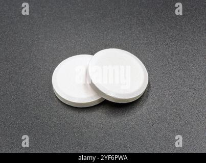 Multivitamin-Brausetabletten-Nahaufnahme auf Schwarz. Vitamin-C-lösliche Pillen. Prickelndes Vitamin C zum Trinken. Stockfoto