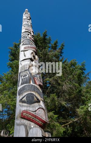 Alaska, Sitka. Sitka National Historical Park, Totem Trail, Heimat einer beeindruckenden Sammlung von Totempfählen, die von Künstlern aus Tlingit und Haida geschnitzt wurden. Stockfoto