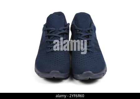 Blauer Sommer-Sneaker aus Mesh-Material mit dicker Sohle, isoliert auf weißem Hintergrund. Sport- und Straßenbekleidung modische Sportschuhe. Stockfoto