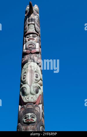 Alaska, Sitka. Sitka National Historical Park, Totem Trail, Heimat einer beeindruckenden Sammlung von Totempfählen, die von Künstlern aus Tlingit und Haida geschnitzt wurden. Stockfoto