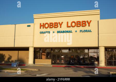 Upland, Kalifornien, USA - 19.02.2019: Blick auf ein Ladenschild für den Kunsthandwerksladen, bekannt als Hobby Lobby. Stockfoto