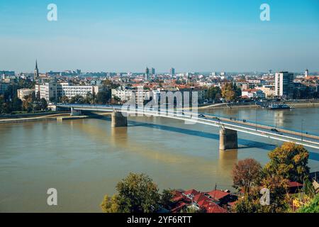 Novi Sad, Serbien - 23. Oktober 2024: Die neue Varadin-Brücke, auch bekannt als Regenbogenbrücke über die Donau in Novi Sad, von den Festungen Petrovaradin aus gesehen Stockfoto