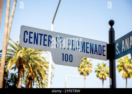 Anaheim, Kalifornien, USA - 25.02.2019: Blick auf ein Straßenschild an der Ecke Center Street Promenade und South Anaheim Street. Stockfoto