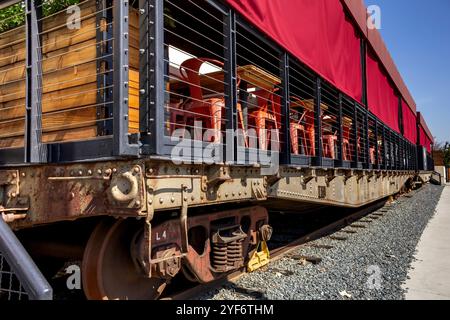 Anaheim, Kalifornien, USA - 25.02.2019: Ein Blick auf den Speisesaal im Freien mit Zugwagen, gesehen im Anaheim Packing District. Stockfoto