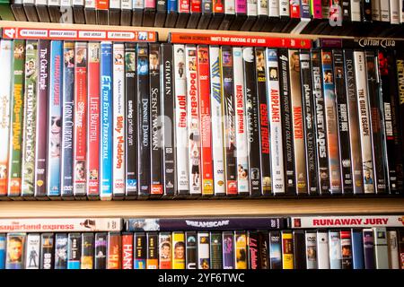 Los Angeles, Kalifornien, USA - 26.02.2019: Ansicht mehrerer Regale, die einer DVD-Filmsammlung gewidmet sind. Stockfoto