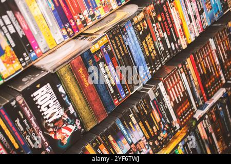 Los Angeles, Kalifornien, USA - 26.02.2019: Ansicht mehrerer Regale, die einer DVD-Filmsammlung gewidmet sind. Stockfoto