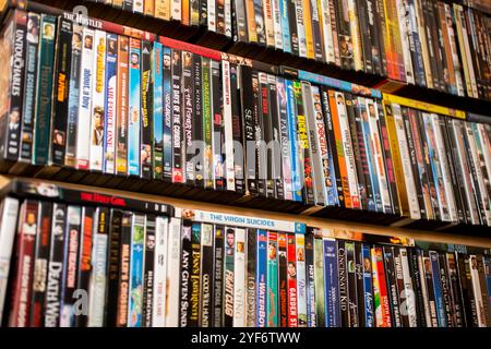 Los Angeles, Kalifornien, USA - 26.02.2019: Ansicht mehrerer Regale, die einer DVD-Filmsammlung gewidmet sind. Stockfoto