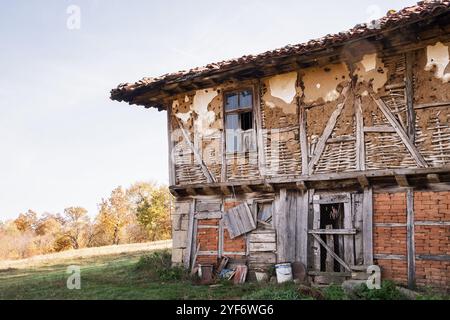 Alte baufällige ländliche rustikale Lehm Holzhaus Nahaufnahme am klaren Morgen Tag Stockfoto