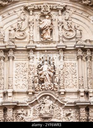 Kunstvolle Skulpturen zieren das Äußere der Concatedral de Santa Maria de la Redonda de Logrono Stockfoto