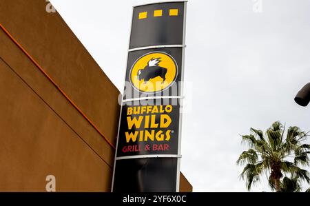 Los Angeles, Kalifornien, USA - 27.02.2019: Blick auf ein Ladenschild für die Chicken Wings Kette, bekannt als Buffalo Wild Wings. Stockfoto