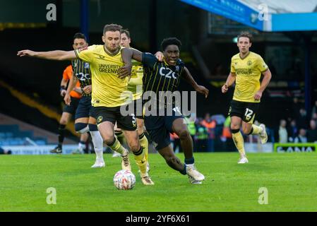 Aribim Pepple spielte für Southend Utd gegen Charlton Athletic in der ersten Runde des FA Cup in der Roots Hall, Southend on Sea, Essex, Großbritannien Stockfoto