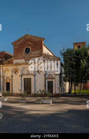 Die Fassade der antiken Kirche San Michele degli Scalzi, Pisa, Italien Stockfoto