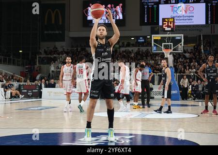 Jordan Ford von Dolomiti Energia Trentino im Freiwurf während des Spiels zwischen Dolomiti Energia Trentino und EA7 Emporio Armani Milano, reguläre Saison der A1 Italienischen Basketball-Meisterschaft 2024/2025 in der il T Quotidiano Arena am 3. November 2024 in Trient, Italien. Stockfoto