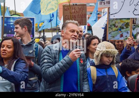 London, Großbritannien. November 2024. Fernsehmoderator und Naturforscher Chris Packham spricht während des Marsches für sauberes Wasser mit den Medien. Tausende von Menschen marschierten in Zentral-London und forderten die Regierung auf, gegen sauberes Wasser zu handeln und die Ablagerung von Abwasser in britische Gewässer zu beenden. Quelle: SOPA Images Limited/Alamy Live News Stockfoto