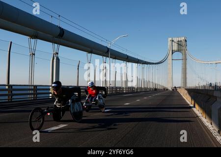 New York, Usa. November 2024. Die Wettkämpfe der Rollstuhl Division erstrecken sich über die Verrazzano Narrows Bridge, als sie am Sonntag, den 3. November 2024, beim NYRR TCS New York City Marathon 2024 in New York City antreten. Über 50.000 Läufer aus New York City und der ganzen Welt fahren durch die fünf Stadtteile auf einer Strecke, die sich von der Verrazano Bridge windet, bevor sie die Ziellinie von Tavern on the Green im Central Park überqueren. Foto: John Angelillo/UPI Credit: UPI/Alamy Live News Stockfoto