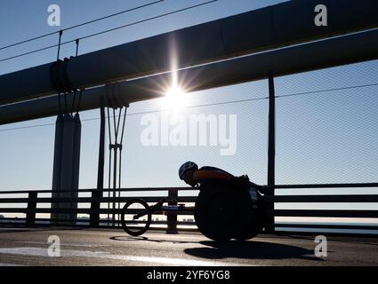 New York, Usa. November 2024. Die Wettkämpfe der Rollstuhl Division erstrecken sich über die Verrazzano Narrows Bridge, als sie am Sonntag, den 3. November 2024, beim NYRR TCS New York City Marathon 2024 in New York City antreten. Über 50.000 Läufer aus New York City und der ganzen Welt fahren durch die fünf Stadtteile auf einer Strecke, die sich von der Verrazano Bridge windet, bevor sie die Ziellinie von Tavern on the Green im Central Park überqueren. Foto: John Angelillo/UPI Credit: UPI/Alamy Live News Stockfoto