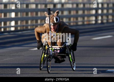 New York, Usa. November 2024. Die Wettkämpfe der Rollstuhl Division erstrecken sich über die Verrazzano Narrows Bridge, als sie am Sonntag, den 3. November 2024, beim NYRR TCS New York City Marathon 2024 in New York City antreten. Über 50.000 Läufer aus New York City und der ganzen Welt fahren durch die fünf Stadtteile auf einer Strecke, die sich von der Verrazano Bridge windet, bevor sie die Ziellinie von Tavern on the Green im Central Park überqueren. Foto: John Angelillo/UPI Credit: UPI/Alamy Live News Stockfoto