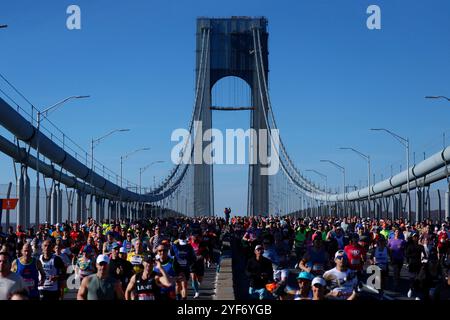 New York, Usa. November 2024. Die Läufer überqueren die Verrazzano Narrows Bridge, wenn sie am Sonntag, den 3. November 2024, beim NYRR TCS New York City Marathon 2024 in New York City antreten. Über 50.000 Läufer aus New York City und der ganzen Welt fahren durch die fünf Stadtteile auf einer Strecke, die sich von der Verrazano Bridge windet, bevor sie die Ziellinie von Tavern on the Green im Central Park überqueren. Foto: John Angelillo/UPI Credit: UPI/Alamy Live News Stockfoto