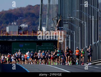 New York, Usa. November 2024. Die Läufer überqueren die Verrazzano Narrows Bridge, wenn sie am Sonntag, den 3. November 2024, beim NYRR TCS New York City Marathon 2024 in New York City antreten. Über 50.000 Läufer aus New York City und der ganzen Welt fahren durch die fünf Stadtteile auf einer Strecke, die sich von der Verrazano Bridge windet, bevor sie die Ziellinie von Tavern on the Green im Central Park überqueren. Foto: John Angelillo/UPI Credit: UPI/Alamy Live News Stockfoto