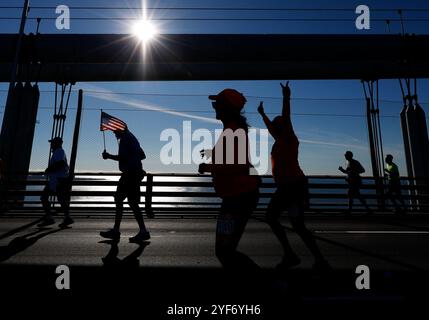 New York, Usa. November 2024. Die Läufer überqueren die Verrazzano Narrows Bridge, wenn sie am Sonntag, den 3. November 2024, beim NYRR TCS New York City Marathon 2024 in New York City antreten. Über 50.000 Läufer aus New York City und der ganzen Welt fahren durch die fünf Stadtteile auf einer Strecke, die sich von der Verrazano Bridge windet, bevor sie die Ziellinie von Tavern on the Green im Central Park überqueren. Foto: John Angelillo/UPI Credit: UPI/Alamy Live News Stockfoto