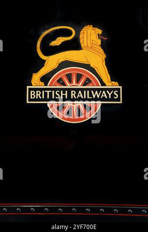 NATIONAL RAILWAY MUSEUM, YORK, GROSSBRITANNIEN - 6. OKTOBER 2024. Ein altes Emblem und Schild der British Railways an der Seite einer Dampflokomotive, das ein nostalgisches Zeichen kennzeichnet Stockfoto