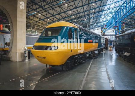 NATIONAL RAILWAY MUSEUM, YORK, GROSSBRITANNIEN - 6. OKTOBER 2024. Ein Hochgeschwindigkeits-Express-Passagierzug der Intercity 125 aus den 70er Jahren, ausgestellt in der Nationala Stockfoto