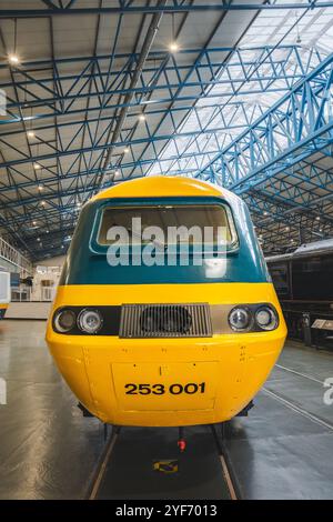 NATIONAL RAILWAY MUSEUM, YORK, GROSSBRITANNIEN - 6. OKTOBER 2024. Frontansicht eines Hochgeschwindigkeits-Express-Personenzuges der Intercity 125 aus den 70er Jahren Stockfoto