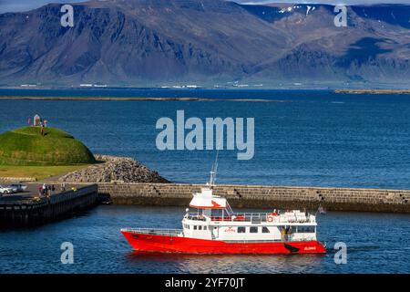 Elding Walbeobachtungsboot in Reykjavik, Island. Eine Bootsfahrt mit Walbeobachtung verlässt den Hafen von Reykjavik Island. Das Boot heißt Hafsulan Run b Stockfoto