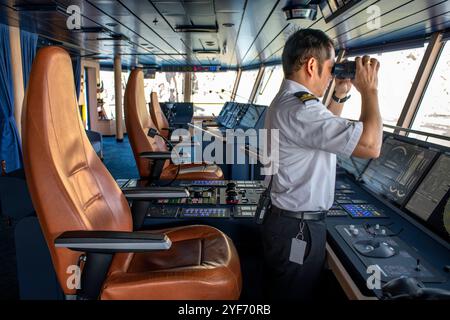 Captain in the Bridge of SH Vega Cruise ist ein Expeditionsschiff, das von Swan Hellenic, Island, betrieben wird. SH Vega ist unser brandneues 5-Sterne-Hotel Scan Stockfoto