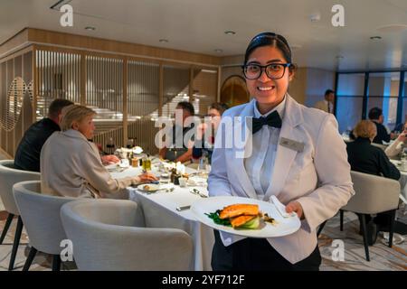 Restaurant Inside SH Vega Cruise ist ein Expeditionsschiff, das von Swan Hellenic, Island, betrieben wird. SH Vega ist unser brandneues 5-Sterne-Scandi-Desi Stockfoto