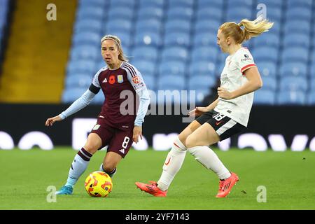 Birmingham, Großbritannien. November 2024. Jordan Nobbs aus Aston Villa wird von Ceri Holland aus Liverpool während des FA Women's Super League Spiels in Villa Park, Birmingham, unter Druck gesetzt. Der Bildnachweis sollte lauten: Annabel Lee-Ellis/Sportimage Credit: Sportimage Ltd/Alamy Live News Stockfoto