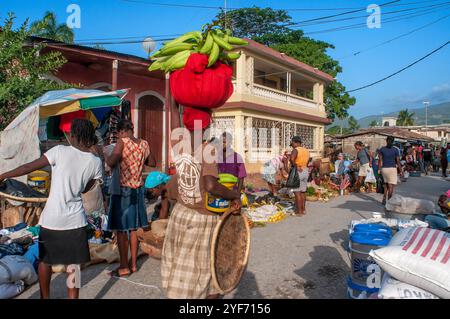 Lokaler Markt und Häuser in der historischen KolonialAltstadt, Jacmel Stadtzentrum, Haiti, Westindien, Karibik, Zentralamerika Stockfoto