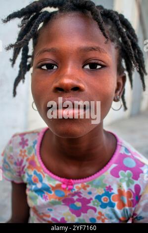 Porträt eines netten haitianischen Mädchens in der historischen Kolonialzeit, im Stadtzentrum von Jacmel, Haiti, Westindien, in der Karibik, Zentralamerika Stockfoto