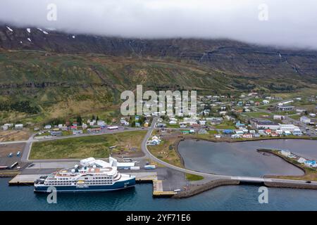 SH Vega Cruise ist ein Expeditionsschiff, das von Swan Hellenic betrieben wird und im Hafen von Seyðisfjörður Seydisfjordur, Island, liegt. SH V Stockfoto