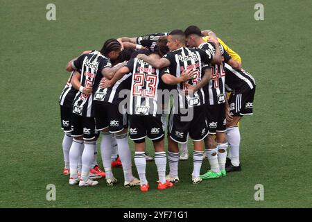 Rio de Janeiro, Brasilien. November 2024. Spieler von Atletico Mineiro, die vor dem Spiel zwischen Flamengo und Atletico Mineiro am 3. November 2024 im Maracana-Stadion in Rio de Janeiro für die erste Etappe des Finales des Brasilianischen Cups 2024 standen. Foto: Nadine Freitas/DiaEsportivo/Alamy Live News Credit: DiaEsportivo/Alamy Live News Stockfoto
