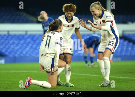 Chelsea's Guro Reiten (links) feiert mit seinen Teamkollegen das dritte Tor des Spiels während des Spiels der Barclays Women's Super League im Goodison Park, Liverpool. Bilddatum: Sonntag, 3. November 2024. Stockfoto