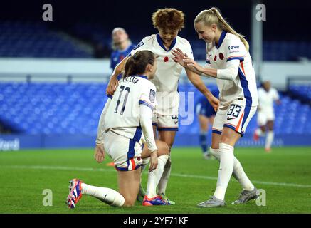 Chelsea's Guro Reiten (links) feiert mit seinen Teamkollegen das dritte Tor des Spiels während des Spiels der Barclays Women's Super League im Goodison Park, Liverpool. Bilddatum: Sonntag, 3. November 2024. Stockfoto